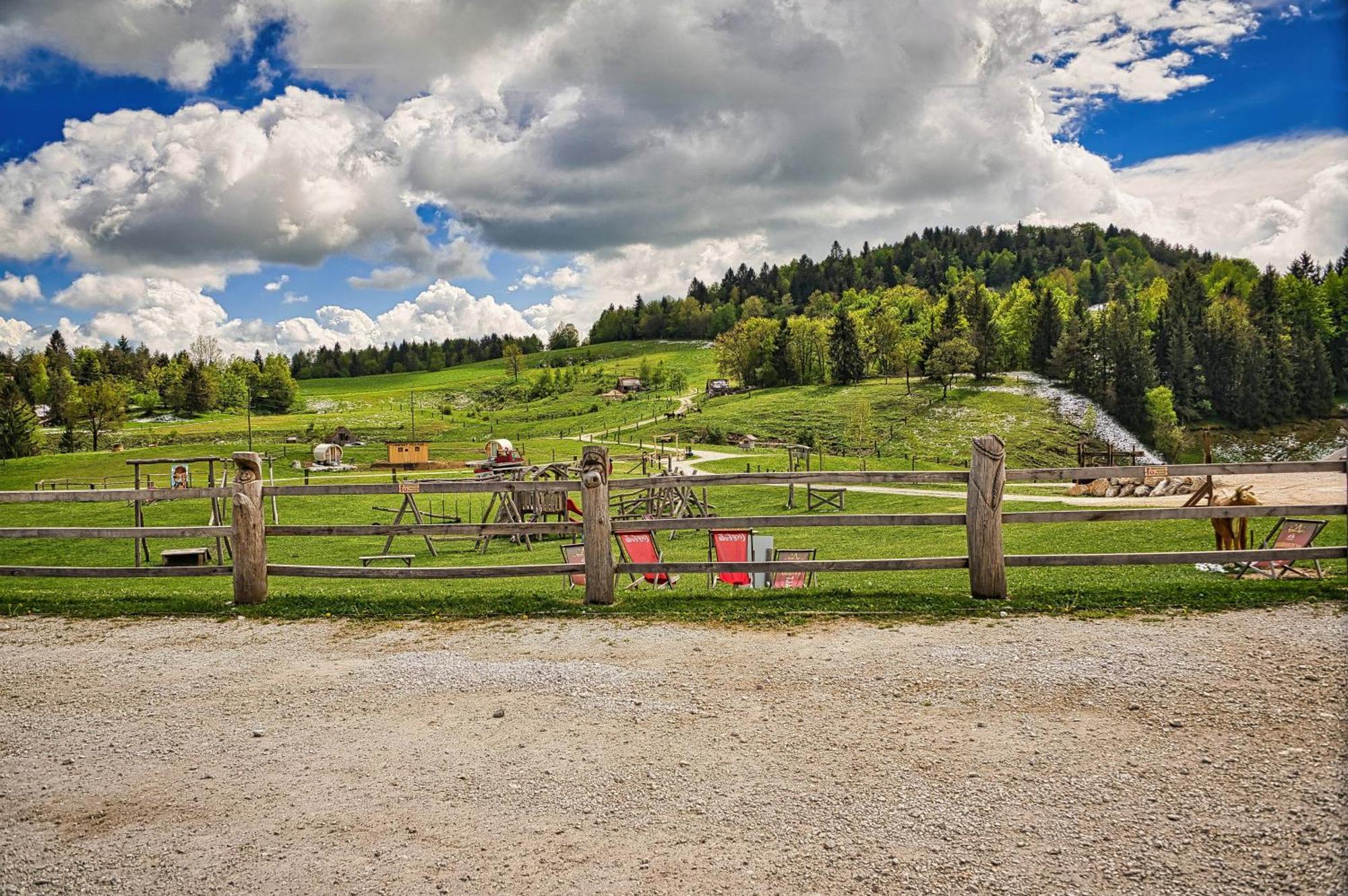 Cowboy'S Land Hotell Visnja Gora Eksteriør bilde
